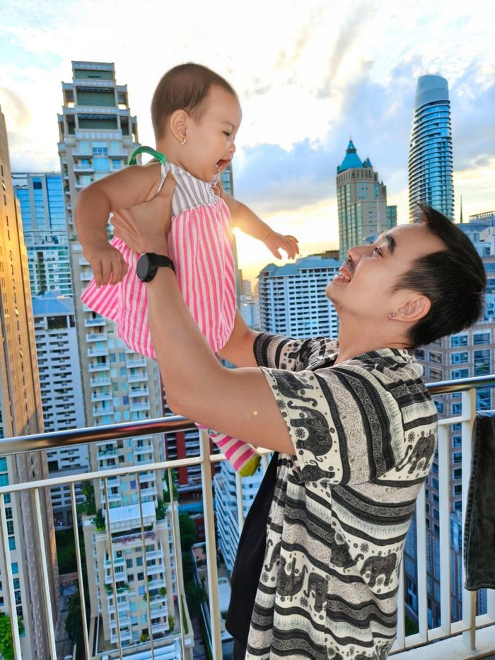 Đồng hành cùng vợ trong chuyến đi lần này, nhiếp ảnh gia Tuấn Khôi cũng hào hứng khoe ảnh check-in Thái Lan cùng con gái: "Chiều ngắm hoàng hôn tại Bangkok của Niê Nguyễn Mộc Đan".