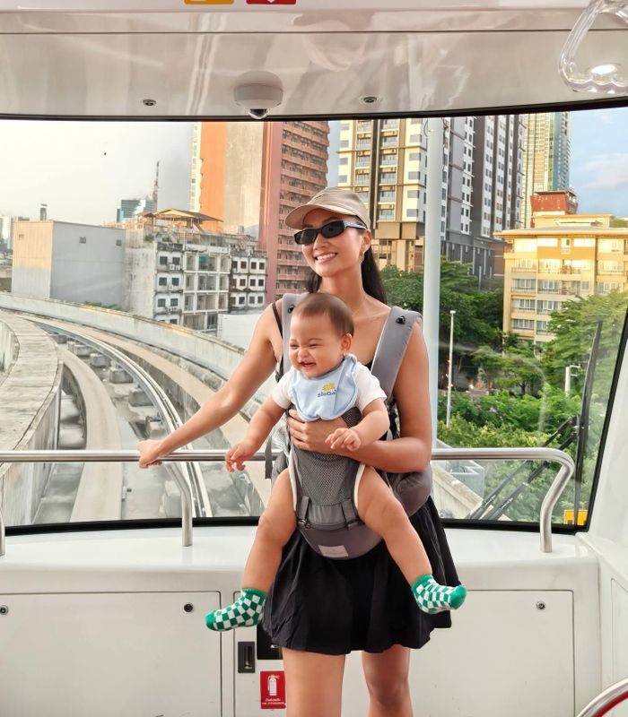 Đặc biệt, cũng theo H'Hen Niê tiết lộ, Harley còn thích thú ngắm nhìn mọi thứ xung quanh và chăm tương tác với ống kính mỗi khi được chụp ảnh. "Em Harley dạo này rất hay hóng chuyện với mọi người, em chăm chú quan sát và khám phá thế giới xung quanh", nàng hậu cho biết.
