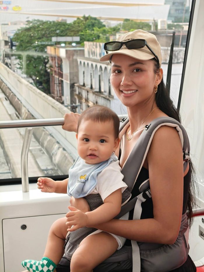 Mới đây, H'Hen Niê chia sẻ đoạn video đưa con gái lên đường sang Thái Lan công tác. Theo nàng hậu, cô có hai ngày quay quảng cáo ở Thái Lan nhưng ở lại thêm khoảng một tuần để nghỉ ngơi, kết hợp cho con gái du lịch "xứ sở chùa Vàng". Đây cũng là lần đầu bé Harley được "xuất ngoại" cùng mẹ Hen và ba Khôi.