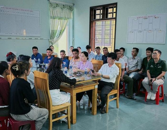 Trạm Y tế xã Đakrông phối hợp với Dự án Plan tổ chức Phòng tư vấn sức khỏe sinh sản vị thành niên.