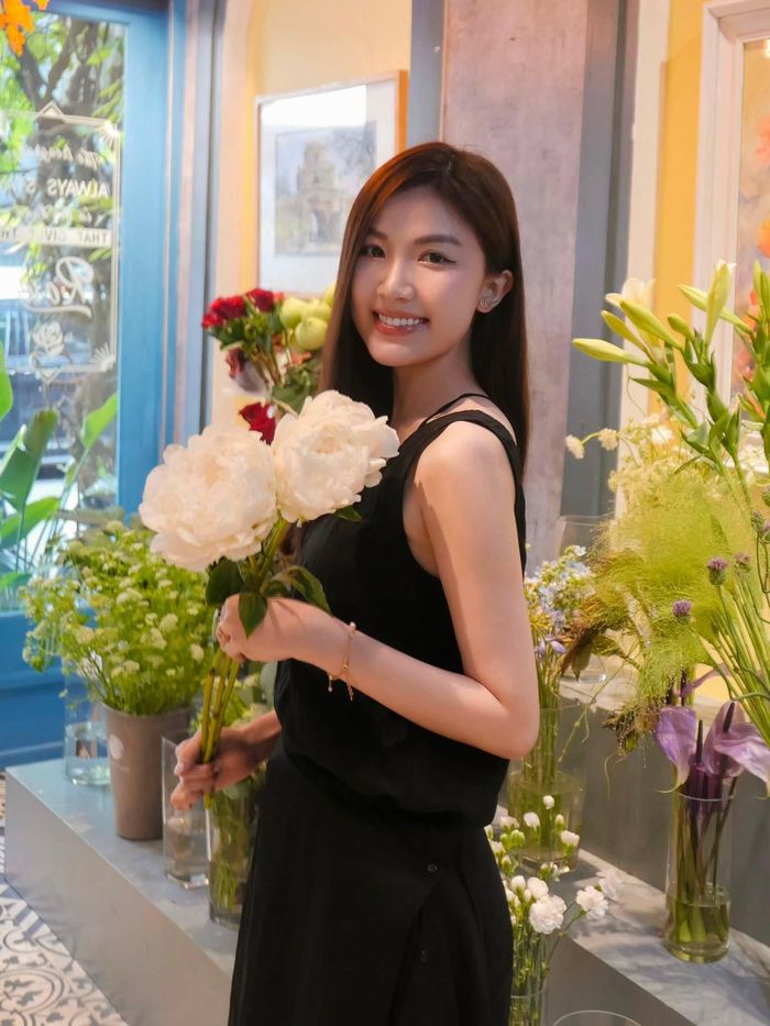 Trên trang cá nhân, Lương Thanh thỉnh thoảng đăng tải hình ảnh tham dự sự kiện giải trí, làm mẫu cho một số nhãn hàng. So với trước đây, người đẹp sinh năm 1996 càng kín tiếng hơn khi thỉnh thoảng mới đăng ảnh đi chơi, gặp gỡ đồng nghiệp thân thiết.
