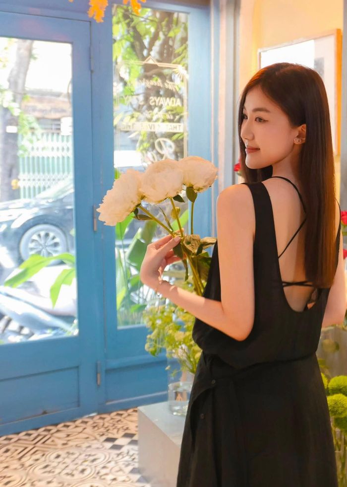 Ngoài ra, kênh TikTok của Lương Thanh từng hoạt động rất năng nổ, nhiệt tình đu trend nhưng hiện tại tài khoản cũng đã “bay màu” không lý do. Điều này khiến cộng đồng mạng liên tục đặt ra thắc mắc, tò mò về cuộc sống hiện tại của cô nàng.
