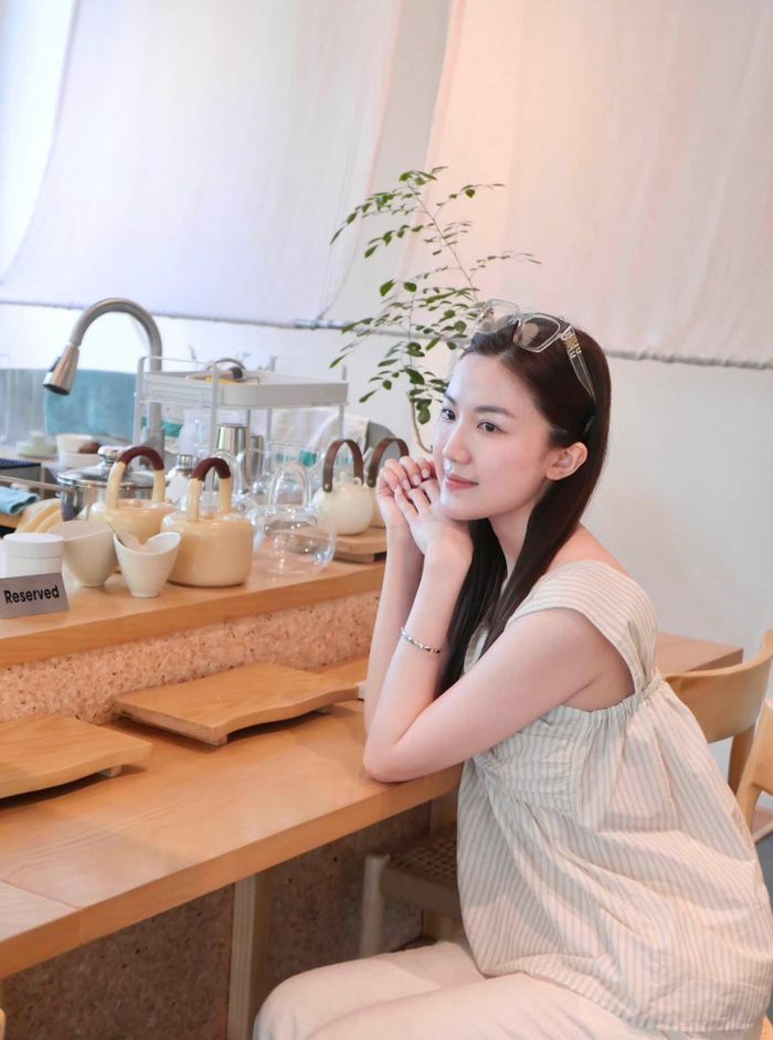 Nữ diễn viên sinh năm 1996 cũng được cho là hóa thân rất đạt với những nhân vật “tiểu tam”. Cô nổi tiếng nhất với vai "Trà tiểu tam" trong phim "Hoa hồng trên ngực trái". Vai diễn này thành công đến mức cô từng bị khán giả ghét ngoài đời và vướng phải những tin đồn ác ý.