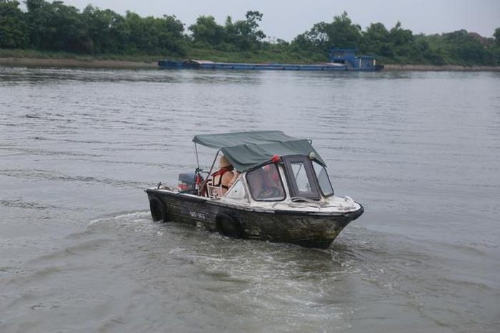 Khi chiều buông xuống, những chuyến tàu vẫn tiếp tục hành trình trong trật tự. Đằng sau sự bình yên ấy là sự tận tụy, trách nhiệm của những cán bộ, chiến sĩ CSGT đường thủy ngày đêm bám tuyến, giữ gìn an toàn cho dòng sông và cuộc sống của người dân.