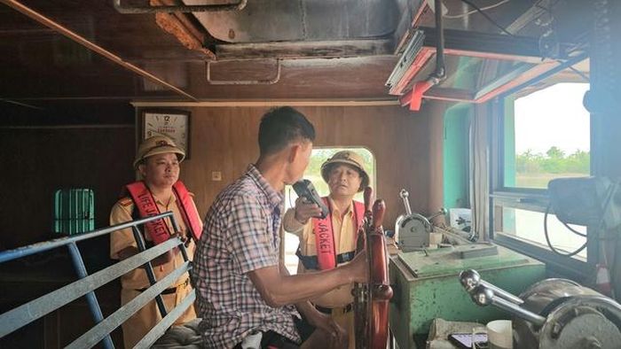 Thuyền trưởng được hướng dẫn sử dụng thiết bị đo nồng độ cồn theo đúng quy trình. Việc kiểm tra diễn ra công khai, minh bạch, góp phần nâng cao ý thức "đã điều khiển phương tiện thì không sử dụng rượu, bia".