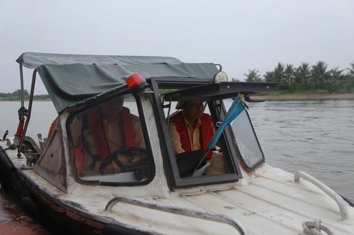 Khi phát hiện tàu hàng lưu thông trên tuyến, tổ công tác phát tín hiệu yêu cầu phương tiện giảm tốc độ, cập mạn để thực hiện kiểm tra theo đúng quy định, bảo đảm an toàn cho người và phương tiện.