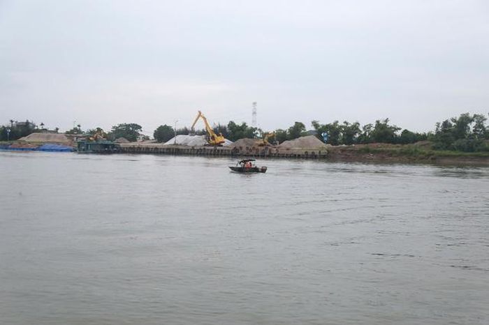 Bất kể thời tiết nắng nóng, tổ công tác vẫn duy trì tuần tra lưu động, kiểm soát nhiều phương tiện hoạt động trên tuyến sông Luộc, kịp thời phát hiện, xử lý các hành vi vi phạm, phòng ngừa tai nạn giao thông đường thủy.
