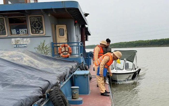 Ngoài nồng độ cồn, lực lượng chức năng kiểm tra áo phao, dụng cụ cứu sinh, bình chữa cháy và các điều kiện bảo đảm an toàn kỹ thuật trên phương tiện nhằm hạn chế rủi ro khi hoạt động trên sông.