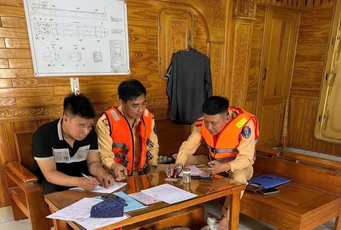 Cán bộ CSGT tiến hành kiểm tra giấy chứng nhận khả năng chuyên môn, giấy đăng ký, đăng kiểm phương tiện và các giấy tờ liên quan, đồng thời đối chiếu thông tin với trường hợp vi phạm hoặc chưa vi phạm.