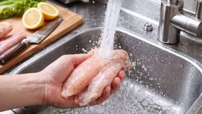 Thay vì để vòi xả nước khi bạn rửa từng cái, hãy để nước đầy trong bồn rửa chén, sau đó tắt vòi và bắt đầu rửa.