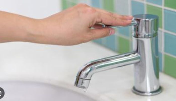 Chỉ cần đóng vòi nước khi thực hiện các bước làm sạch đã giúp bạn tiết kiệm ít nhất 5 lít nước mỗi ngày.