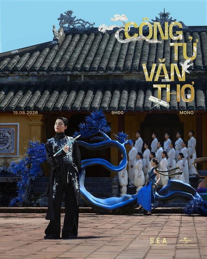 Trên trang cá nhân, ca sĩ MONO đã gửi tới người hâm poster chính thức của MV "Công Tử Văn Thơ".