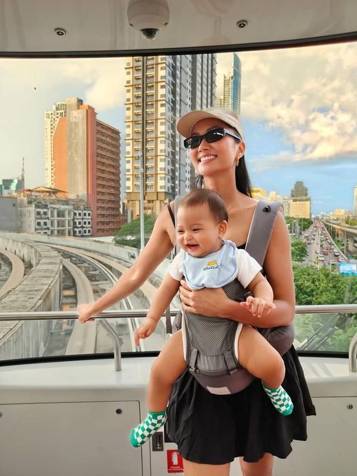 H'Hen Niê chia sẻ đoạn video cùng chồng đưa con gái lên đường sang Thái Lan. Theo nàng hậu, cô có hai ngày quay quảng cáo ở Thái Lan nhưng ở lại thêm khoảng một tuần để nghỉ ngơi, kết hợp cho con gái du lịch.
