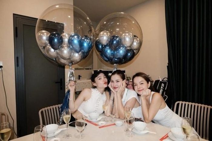 Ca sĩ Đông Nhi và Phạm Quỳnh "hợp tác" để tạo sinh nhật bất ngờ cho Minh Hằng. Sau khi hoàn thành kế hoạch, Phạm Quỳnh Anh và Đông Nhi đều bày tỏ sự tự hào vì đã thành công.