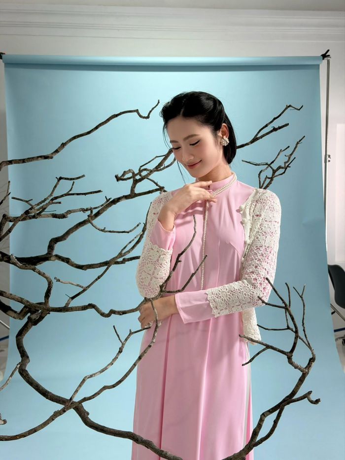 Huỳnh Trần Ý Nhi sinh năm 2002, sở hữu chiều cao ấn tượng 1m75 cùng nhan sắc ngọt ngào và vóc dáng thanh mảnh. Trước khi đăng quang Miss World Vietnam 2023, người đẹp gây chú ý với các chỉ số hình thể cân đối và phong cách trình diễn tự tin.
