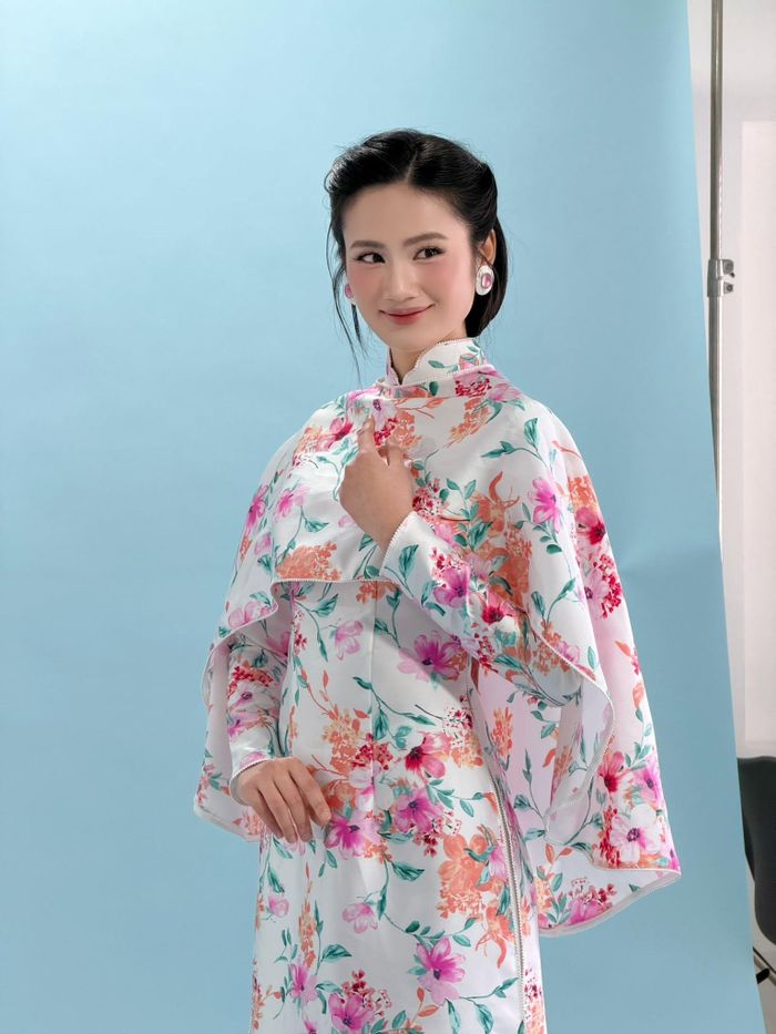 Kết hợp với trang phục là kiểu tóc búi gọn và trang sức tối giản giúp sự chú ý tập trung vào gương mặt và tà áo dài.