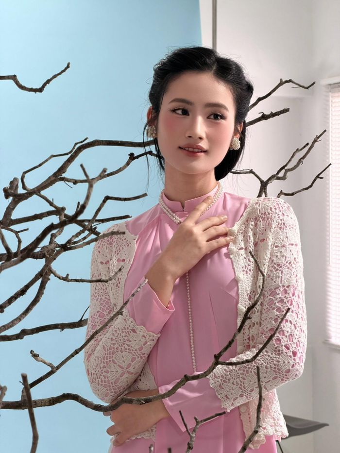 Ở một layout khác, Ý Nhi xuất hiện với áo dài hồng pastel mix áo choàng kiểu móc cực kỳ đằm thắm.