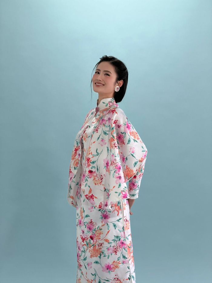 Với Hoa hậu Ý Nhi, mẫu áo dài này khá phù hợp vì tôn lên hình ảnh mà cô thường theo đuổi: dịu dàng, nền nã và gần gũi.