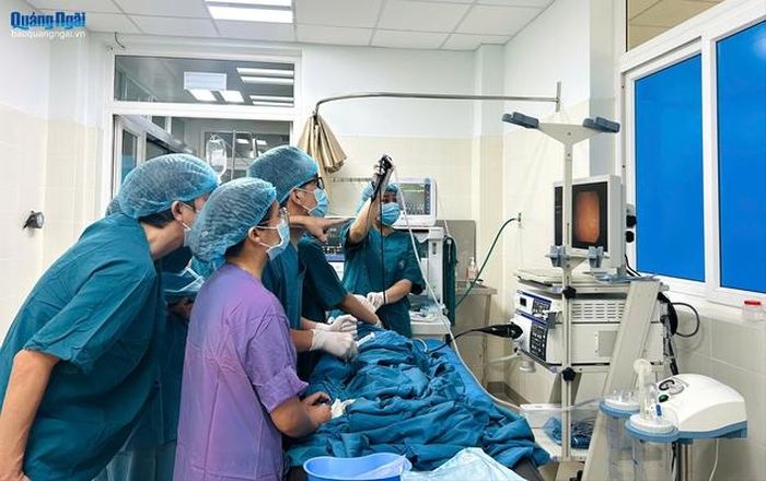 Các bác sĩ thực hiện gắp thành công con đỉa bám trong đường thở bệnh nhi. Ảnh: Báo Quảng Ngãi