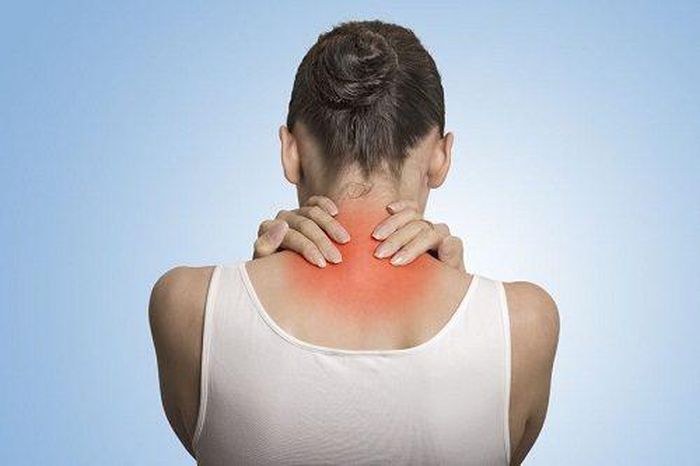 Xoa cổ vai gáy tăng tuần hoàn máu tại chỗ, giúp giảm cảm giác cứng mỏi.