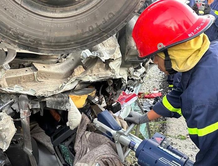 Lực lượng chức năng triển khai phương án cứu hộ.