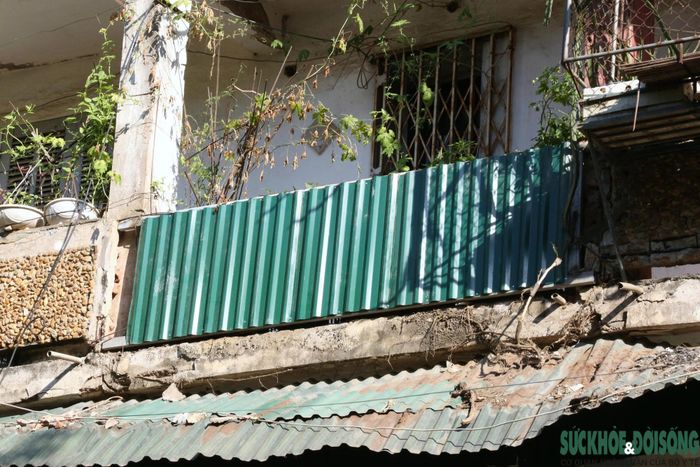 Hệ thống lan can, tường và trần tại một số khu nhà đã hư hỏng theo thời gian nhưng hàng trăm hộ dân vẫn phải tiếp tục sinh sống.