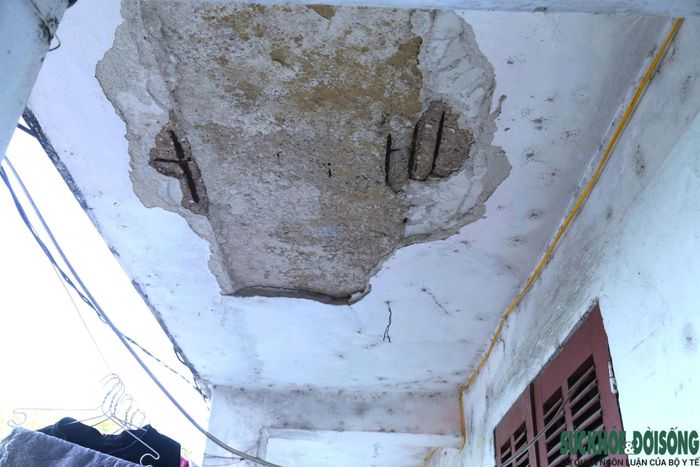 Những mảng bê tông bong tróc xuất hiện tại nhiều tòa nhà, tiềm ẩn nguy cơ mất an toàn cho cư dân.