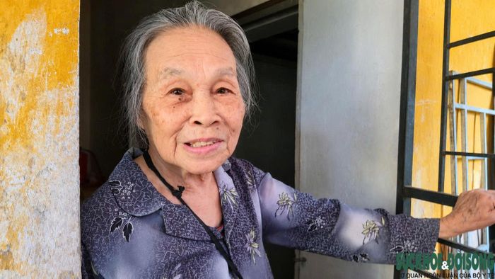 Bà Đinh Thị Tý (85 tuổi) cho biết, nhiều năm qua cư dân luôn thấp thỏm chờ ngày được chuyển đến nơi ở mới an toàn hơn.