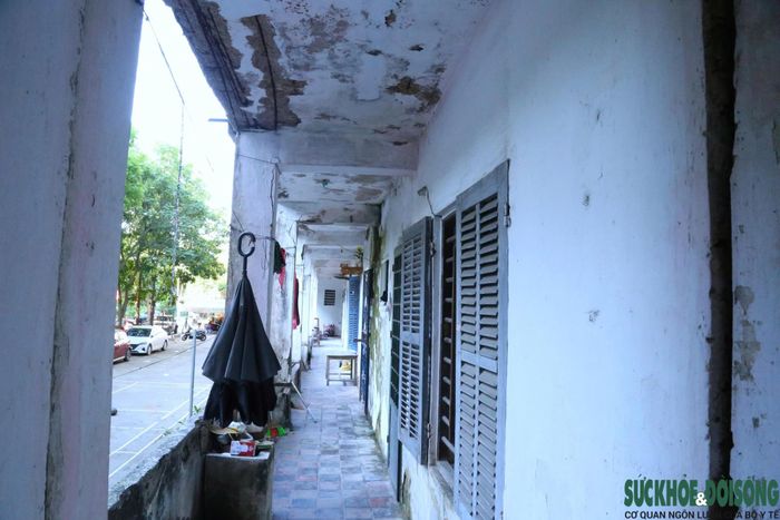 Theo người dân, cách đây ít ngày một phần lan can tại tòa C3 bất ngờ rơi xuống trong đêm, khiến nhiều người thêm lo lắng.
