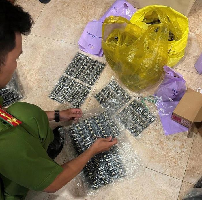 Công an TPHCM xác định toàn bộ 1.783 đầu vỏ nhựa chứa tinh dầu đều có chứa chất ma túy Etomidate. Ảnh: CACC.