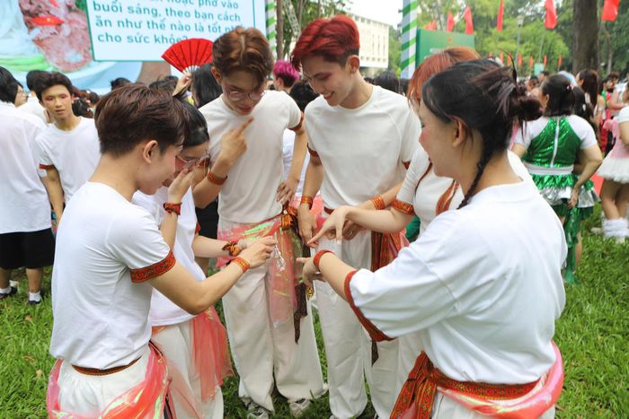 Không chỉ nằm ở những màn biểu diễn đẹp mắt, các đội chơi còn gây ấn tượng với tinh thần đoàn kết, sự tự tin và thông điệp sống khỏe.