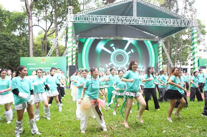 Một trong những điểm nhấn của chương trình là sự tham gia của các đội chơi trẻ trung, đặc biệt là sinh viên và các câu lạc bộ vận động.