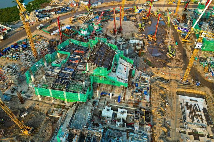 Toàn cảnh dự án với hệ thống cần cẩu tháp phủ kín công trường.