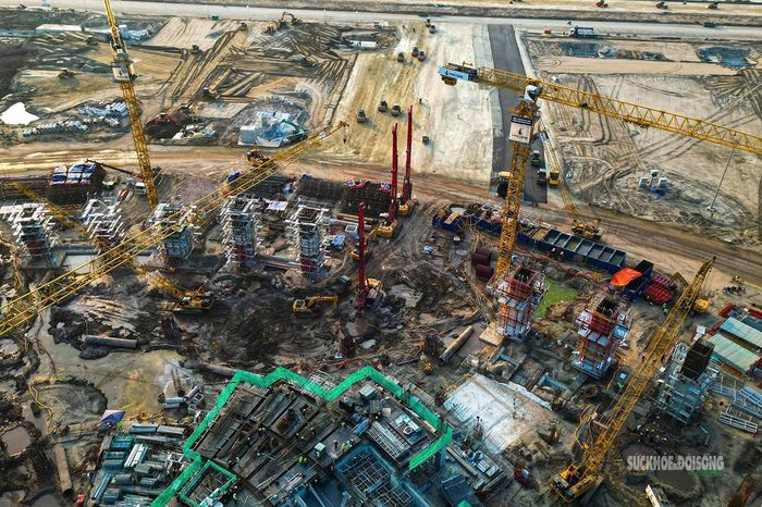 Hệ thống máy móc và thiết bị hạng nặng được huy động trên công trường.
