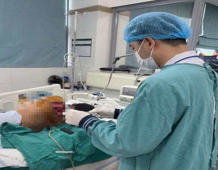 Y bác sĩ hăm sóc vết thương loét tì đè cho người bệnh. Ảnh: Nguyên Hà.