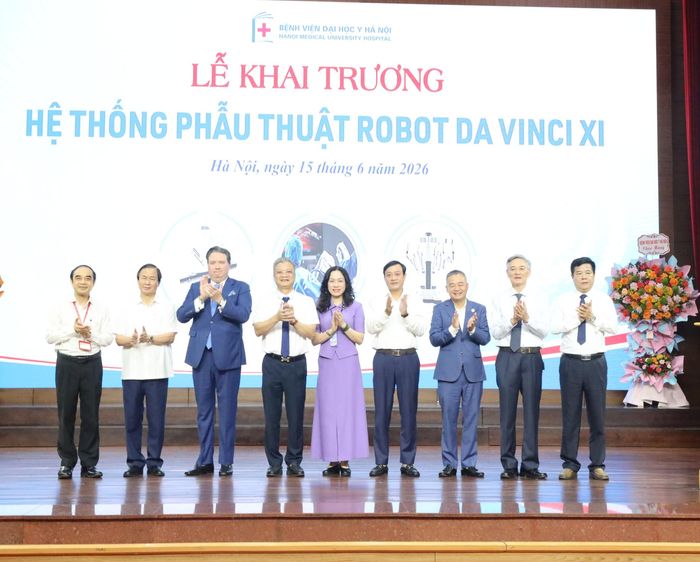Các đại biểu khai trương hệ thống phẫu thuật Robot Da Vinci Xi.