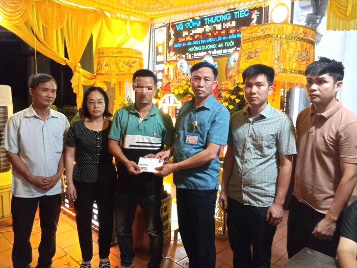 Chính quyền xã Nghĩa Trụ thăm hỏi, động viên và hỗ trợ gia đình nạn nhân 20 triệu đồng. Ảnh: UBND xã Nghĩa Trụ.