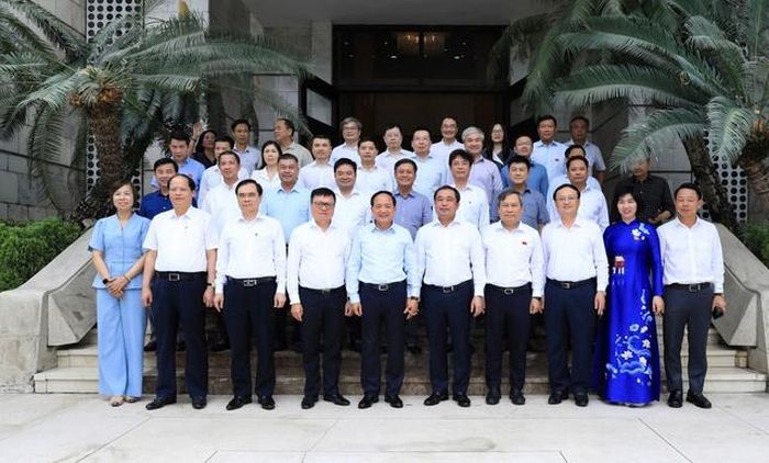 Các đồng chí lãnh đạo Trung ương và thành phố Hà Nội tham dự gặp mặt chụp ảnh lưu niệm.