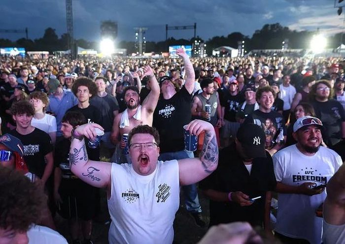 Hơn 80.000 khán giả theo dõi sự kiện UFC Freedom 250 qua khu vực Ellipse và National Mall. Ảnh: Getty Images