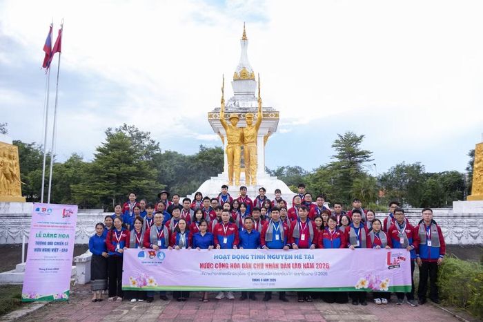 Ban Chỉ huy và các chiến sĩ đã dâng hoa, dâng hương tại Tượng đài Liên minh chiến đấu Lào - Việt Nam.