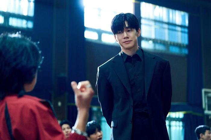 Trong Teach You a Lesson, Kim Moo Yul khiến người xem thích thú khi tung hứng mượt mà giữa những pha hành động cực ngầu và nét diễn hài hước kiểu "ông chú".