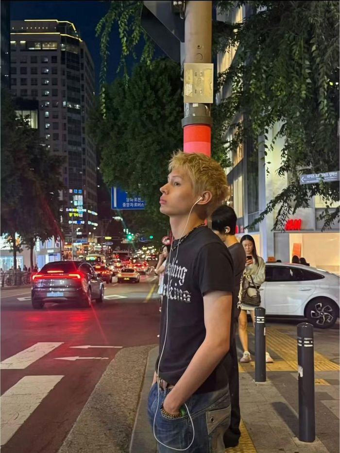 Những bức ảnh do người qua đường chụp khi vô tình bắt gặp James sở hữu hàng triệu "mắt xem" trên X.