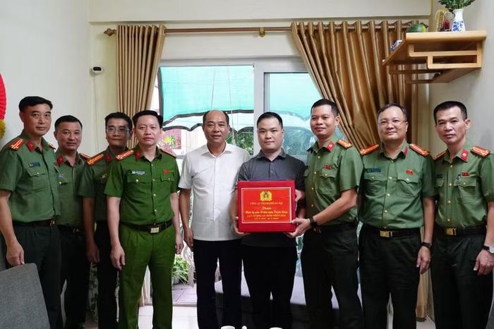 Đoàn công tác CATP Hà Nội thăm hỏi, tặng quà, động viên Thiếu tá Nguyễn Khắc Trường Sơn, cán bộ Tổ An ninh, Công an phường Ngọc Hà.