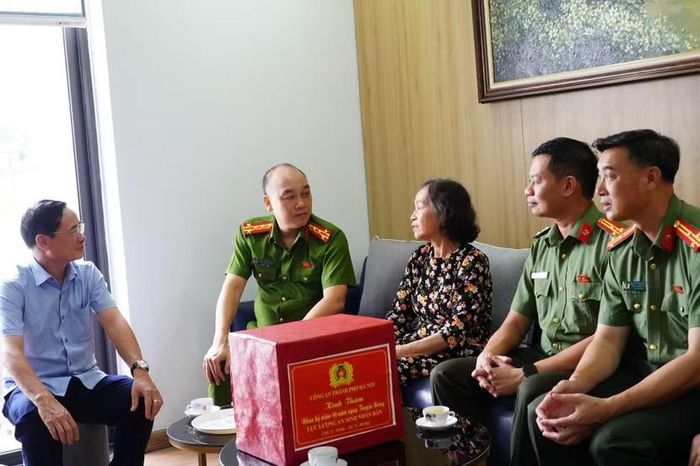 Đại tá Nguyễn Đức Long cùng Đoàn công tác thăm hỏi, tặng quà gia đình cố Đại tá Nguyễn Xuân Thảo, nguyên Bí thư Đảng ủy CATP Hà Nội.
