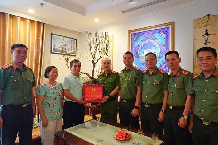 Đoàn công tác CATP Hà Nội thăm hỏi, tặng quà thân nhân gia đình cố Đại tá Bùi Hữu Định, nguyên Phó Giám đốc CATP Hà Nội.
