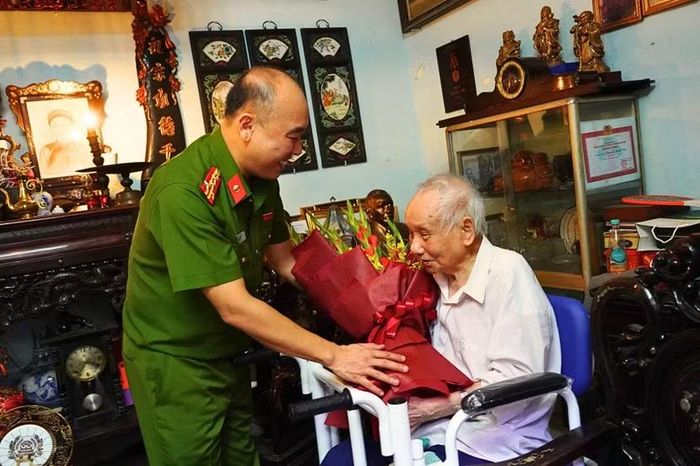 Đại tá Nguyễn Đức Long tặng hoa, tri ân Đại tá Nguyễn Thanh Đức, nguyên Phó Giám đốc CATP Hà Nội.