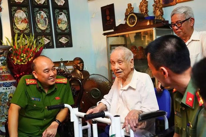 Trong không khí thân tình, ấm áp, Đoàn công tác CATP Hà Nội thăm hỏi, tri ân Đại tá Nguyễn Thanh Đức, nguyên Phó Giám đốc CATP Hà Nội.