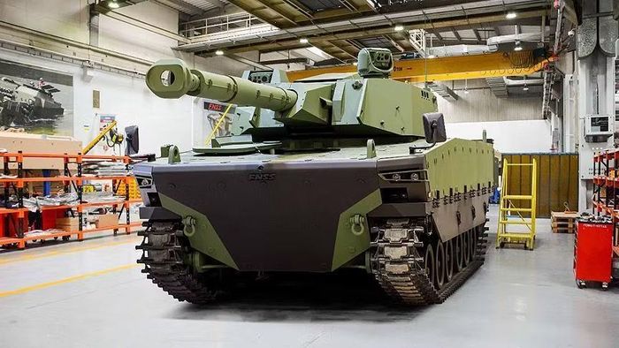Chiếc xe tăng với tháp pháo mới lần đầu tiên được giới thiệu cho phái đoàn Ukraine vào tháng 7/2025. Trong bài kiểm tra, nhờ góc ngắm thẳng đứng được tăng cường, xe tăng đã chứng minh khả năng bắn trúng mục tiêu ở khoảng cách lên đến 10 km khi bắn từ vị trí kín.