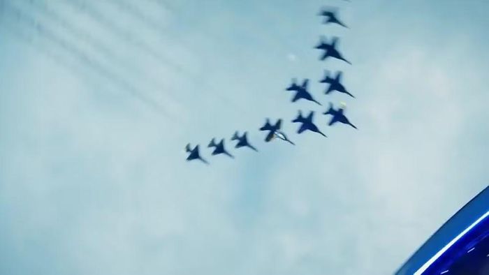 Video được Nhà Trắng công bố cho thấy 6 tiêm kích F-16 thuộc đội bay biểu diễn Thunderbirds của không quân Mỹ cùng 6 chiến đấu cơ hạm F/A-18E Super Hornet thuộc đội bay Blue Angels của hải quân Mỹ đã hợp thành đội hình mang tên Super Delta. 