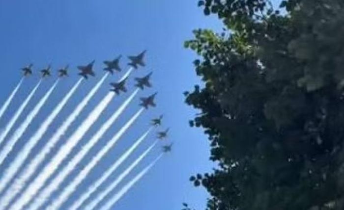 Trong đội hình này, 6 chiến đấu cơ hạm F/A-18E Super Hornet của Blue Angels tạo thành hình tam giác ở trung tâm, trong khi 6 tiêm kích F-16 của Thunderbirds chia làm 2 nhóm nhỏ và bám sát phía sau.